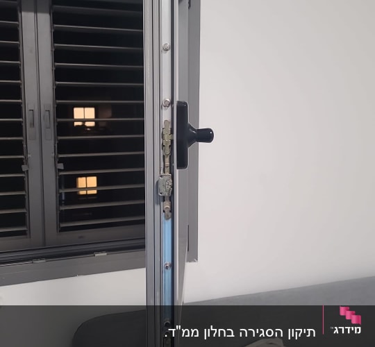 תריסים סגורים עם מסגרת חלון אפורה